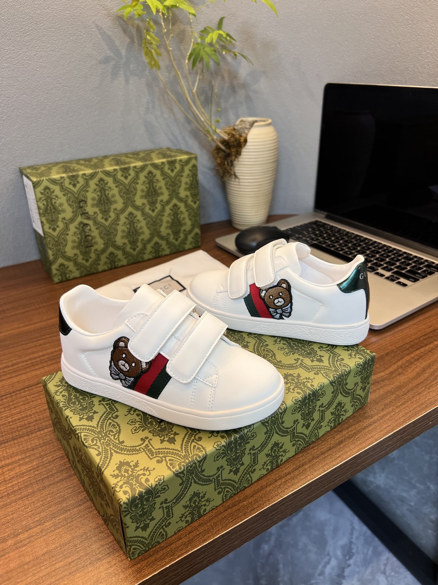 Children's shoes child